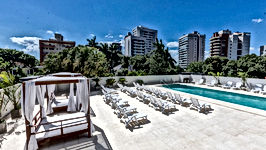Zona de piscina y reposeras en The Tower, Asunción | M2 Inmobiliaria