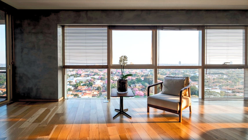 Sala de estar con acabados de lujo y vista a la ciudad – departamento en venta en Paraguay