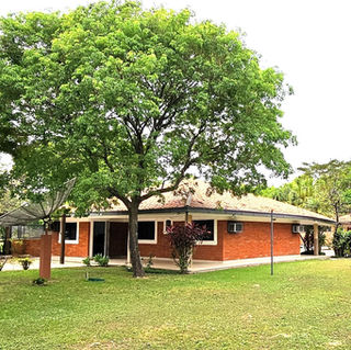 Casa con quincho, piscina, amplio patio, cochera y muralla perimetral en el Country de San Bernardino, Paraguay