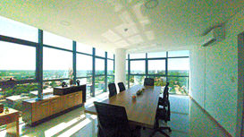 Oficina corporativa moderna en alquiler en Asunción, semipiso de 95,61 m² en edificio empresarial con recepción, salas equipadas y vista urbana.