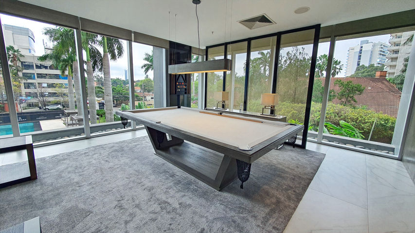 Sala de juegos con mesa de billar, vista panorámica