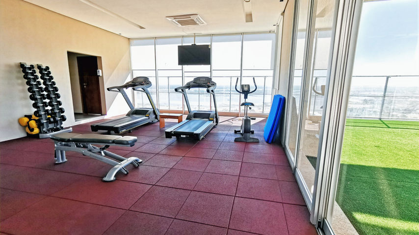 Gimnasio del Edificio Karimí con cintas y equipos de musculación | M2 Inmobiliaria