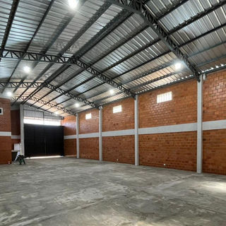 Interior del depósito en venta con piso industrial y acceso para vehículos | M2 Inmobiliaria