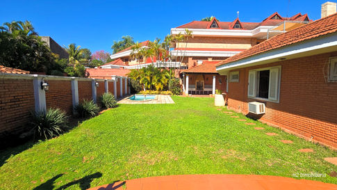 Amplio jardín con piscina: casa en venta