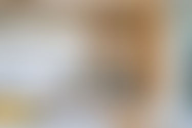 Saman pohjaratkaisun kodit – kaksi täysin erilaista keittiötä