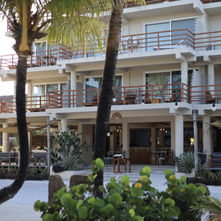 Disfrute de los sabores del Caribe mexicano y tu expeciencia frente al mar en el club de playa y restaurante MALECON21 en la playa de Mahahual. 