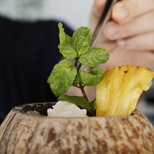 Disfrute de los sabores del Caribe mexicano y tu expeciencia frente al mar en el club de playa y restaurante MALECON21 en la playa de Mahahual. 