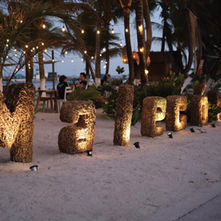 Disfrute de los sabores del Caribe mexicano y tu expeciencia frente al mar en el club de playa y restaurante MALECON21 en la playa de Mahahual. 