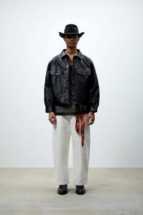 Trabajos de e-commerce para Zara Man, fotografiado por Arnau Casado