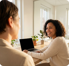 Échange entre collaborateurs dans un bureau d'entreprise