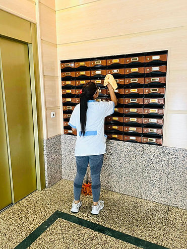 Mujer limpiando portal en Madrid