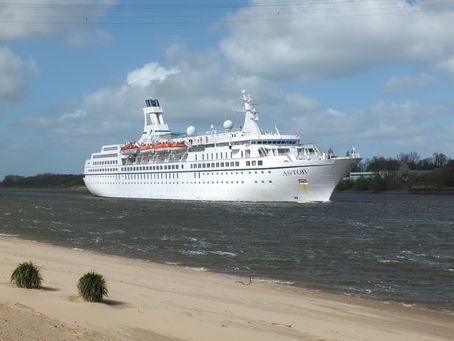Kreuzfahrtschiff ASTOR wird im Neustädter Hafen in Bremen aufgelegt