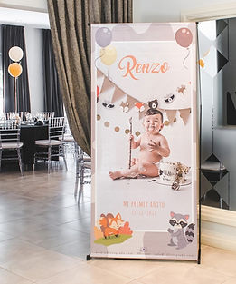 Banner de bienvenida en la entrada del salón para cumpleaños infantil
