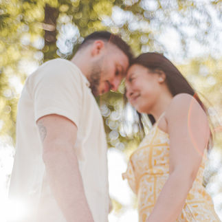 Detalle de anillo de compromiso con novios de fondo