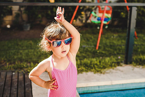 niña jugando en su casa durante la sesión