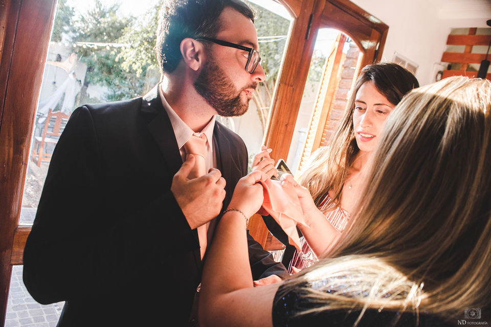 preparativos del novio en el día de su casamiento en Zona Sur