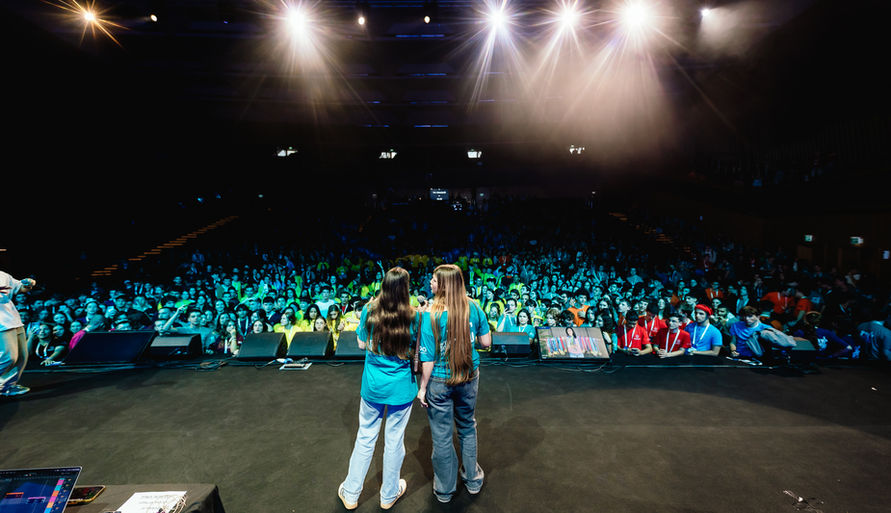 איזי על הבמה