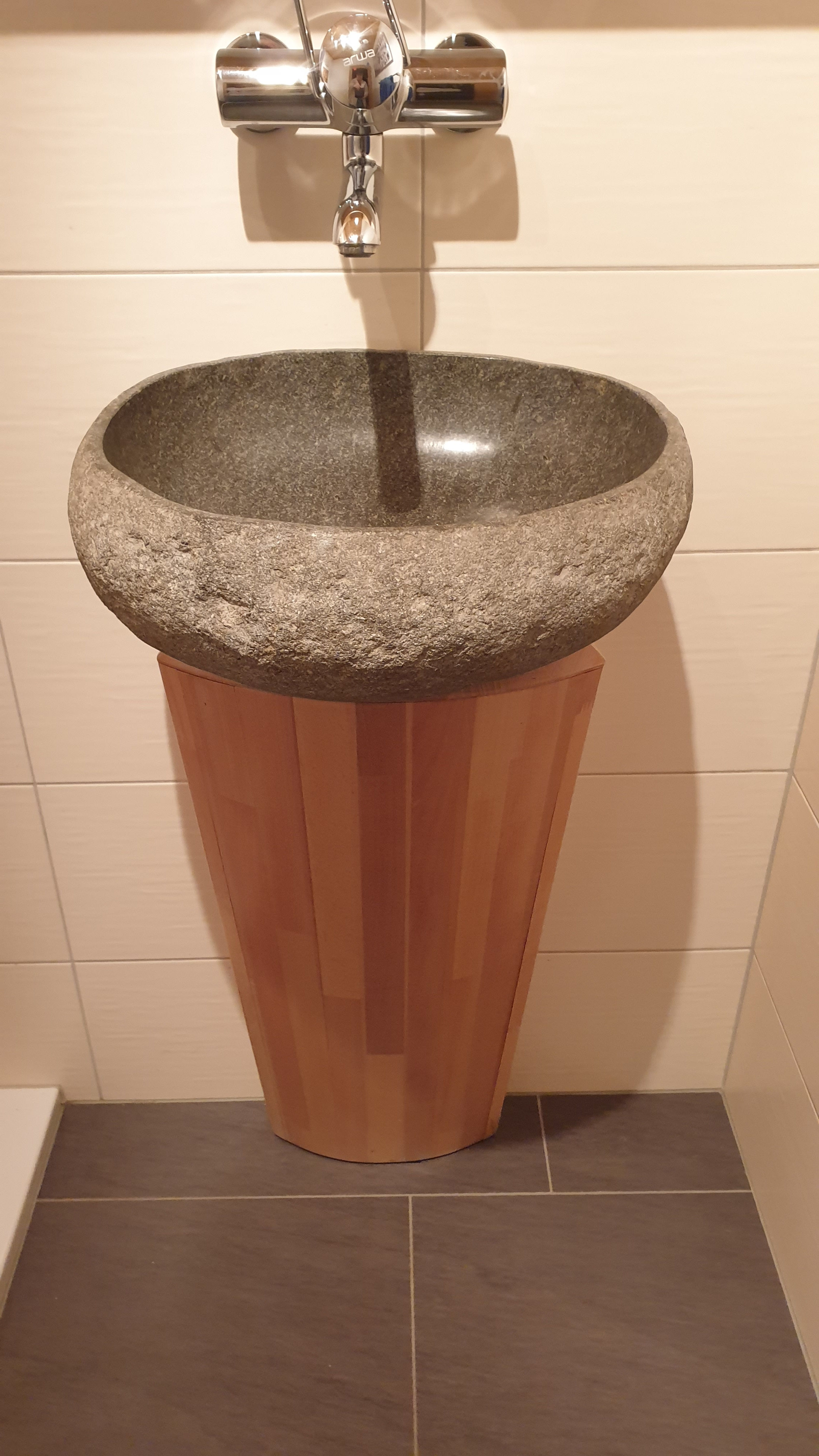 Steinwaschbecken mit Holzsockel