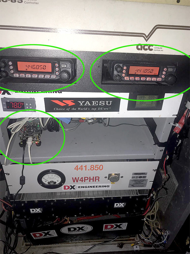 Proyecto ya casi finalizado en su rack de equipos