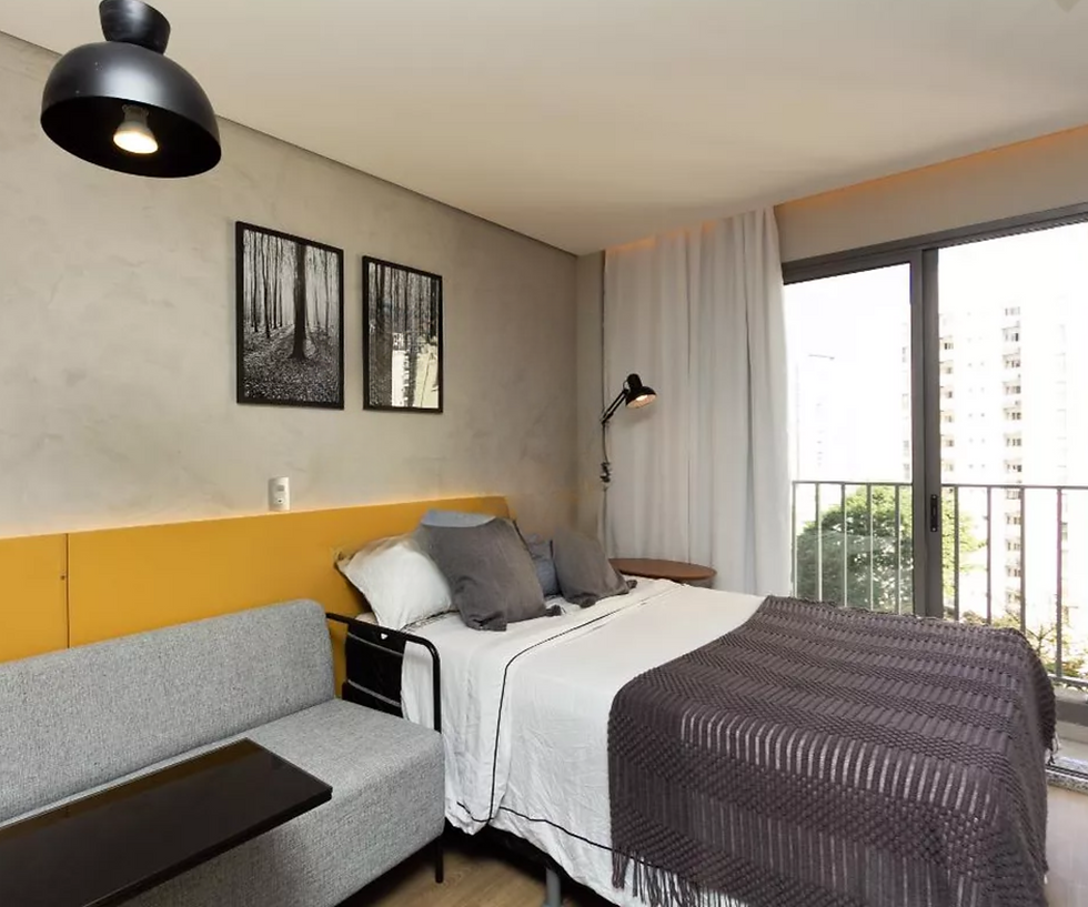 Studio com cabeceira de cama em MDF ripado que é altamente durável.