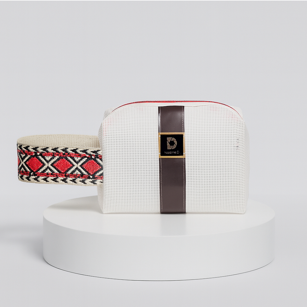 Thumbnail: Sac à main blanc avec bande marron et logo D, design élégant, Nadine.D