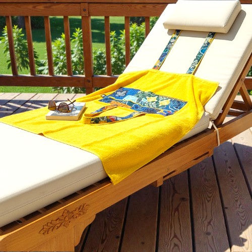 Miniature : Chaise longue en bois avec serviette jaune, livre, sur terrasse ensoleillée.