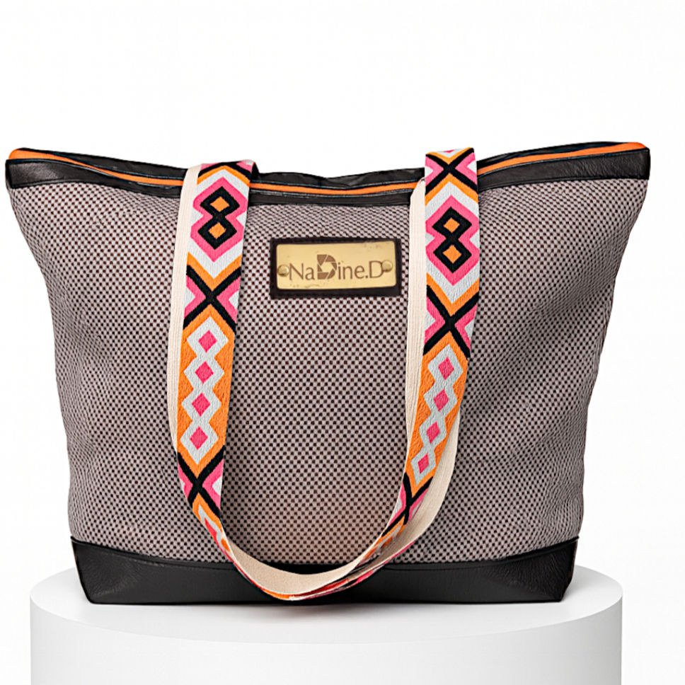 Thumbnail: Sac fourre-tout gris, bandoulière colorée avec le logo Nadine.D, parfait pour l'été.