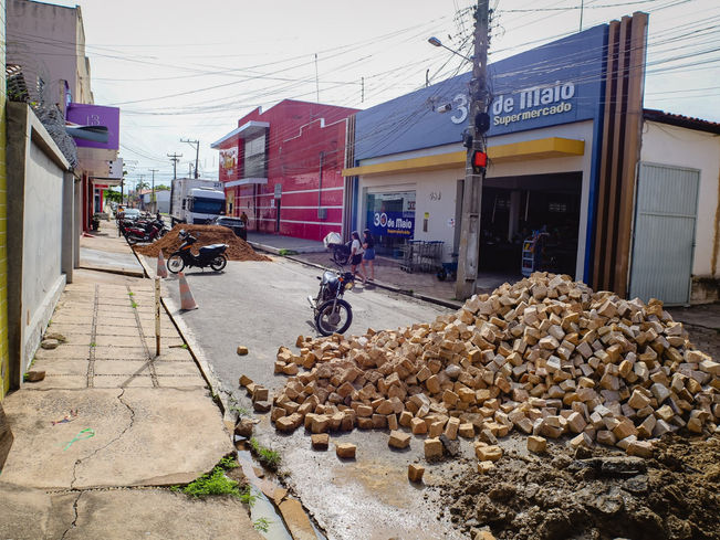 Prefeitura de Piripiri realiza obra de reposição total da pavimentação da Rua Antônio Alves