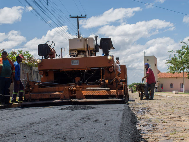 Prefeitura asfalta Rua Vereador Narciso Cosme dos Santos interligando vários bairros de Piripiri