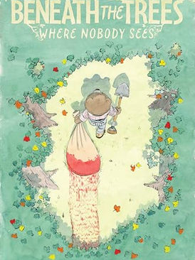 Capa de livro com um urso segurando uma pá enquanto arrasta um saco ensanguentado que deixa um rastro de sangue em uma clareira coberta de folhas; título: “Beneath the Trees Where Nobody Sees”.