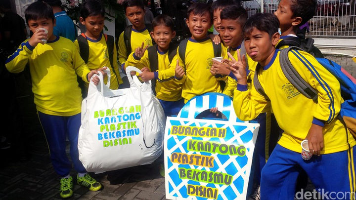 Plastik Tak Lagi Gratis, Yuk Biasakan Bawa Kantong Belanja Sendiri