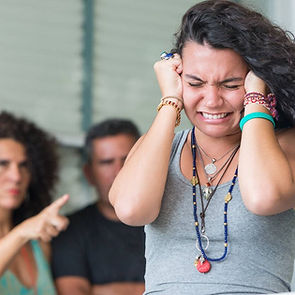 adolescente en crise et parents inquiets