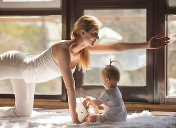 Maman_bebe_yoga_fenetre