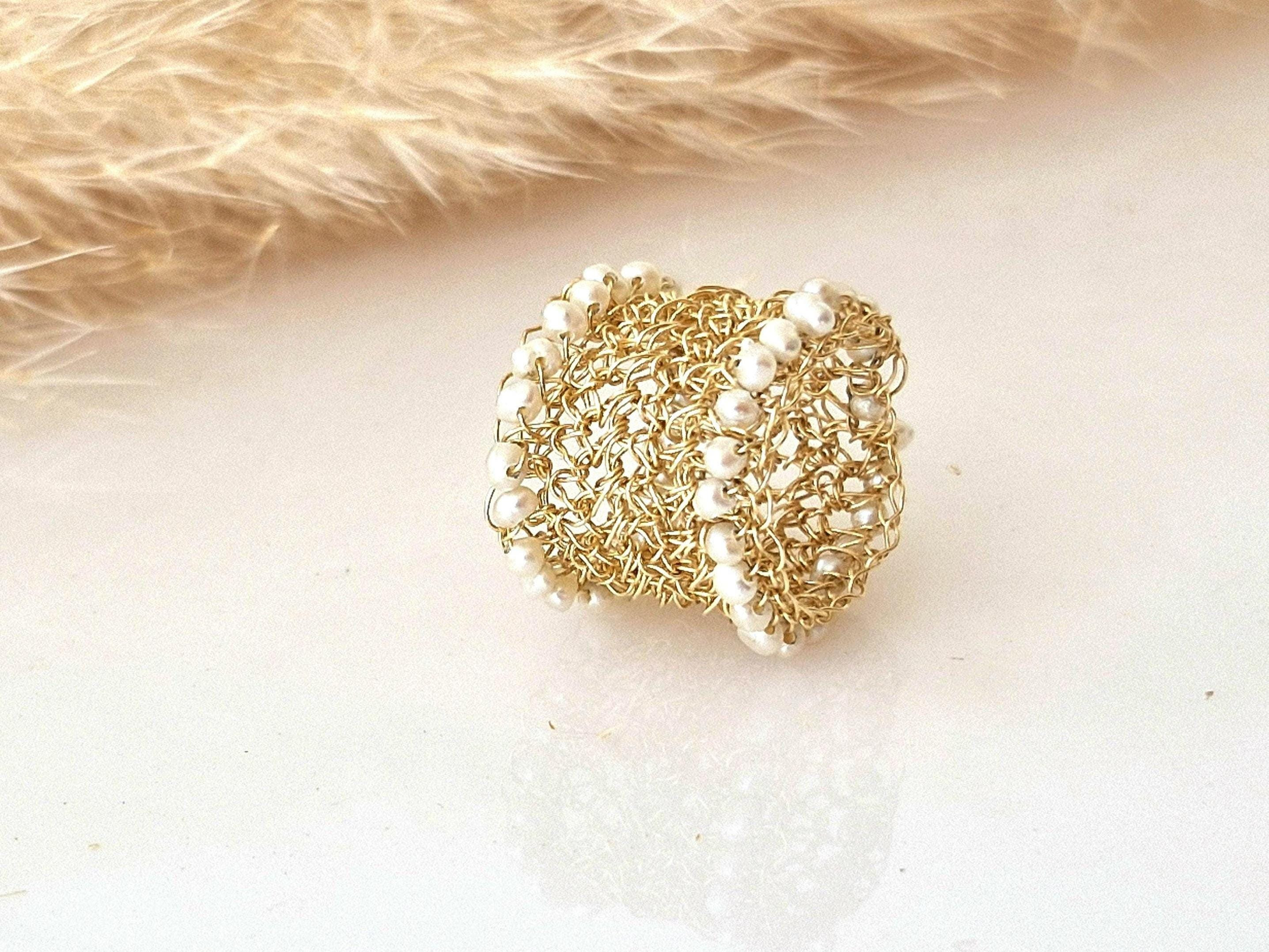 Einat Sandberg Jewelry |   טבעת רחבה עם פנינים עבודת יד אמן ישראלי
