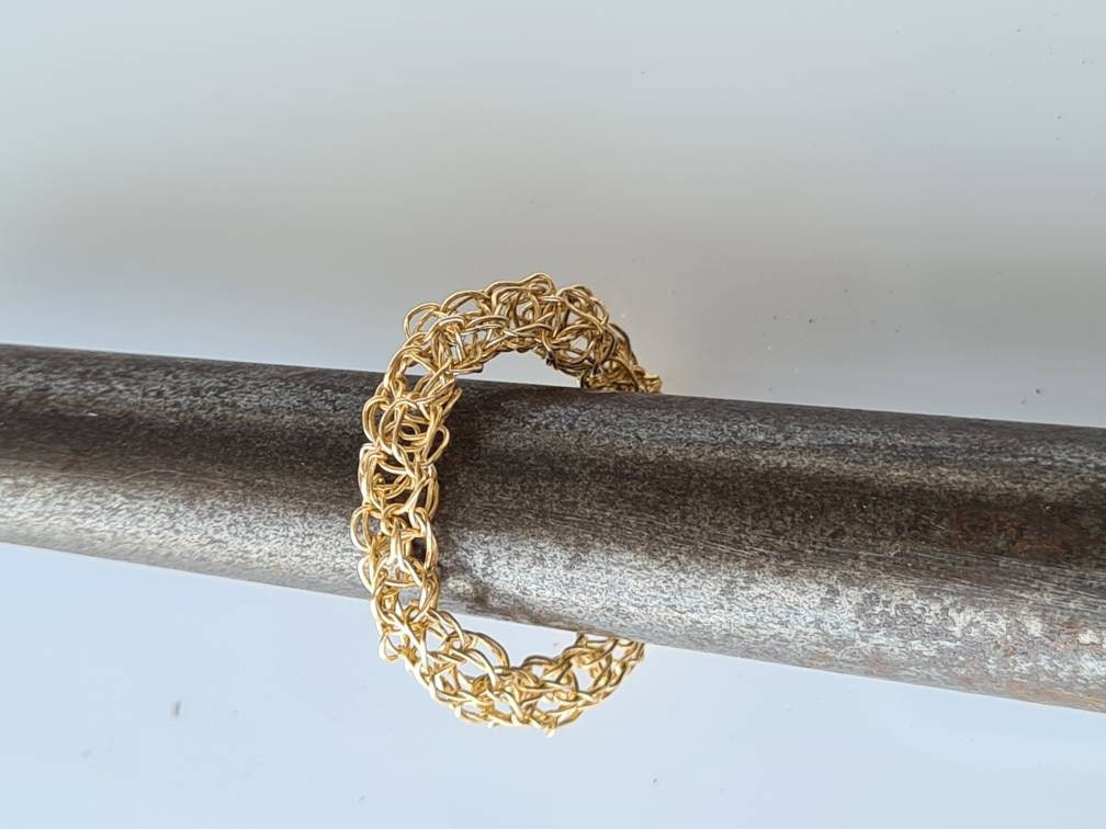 Einat Sandberg |  Thin Stackable Rings מזהב עבודת יד אמן ישראלי