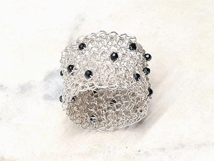 Einat Sandberg Jewelry | טבעת כסף רחבה משובצת אבני חן מכסף עבודת יד אמן ישראלי