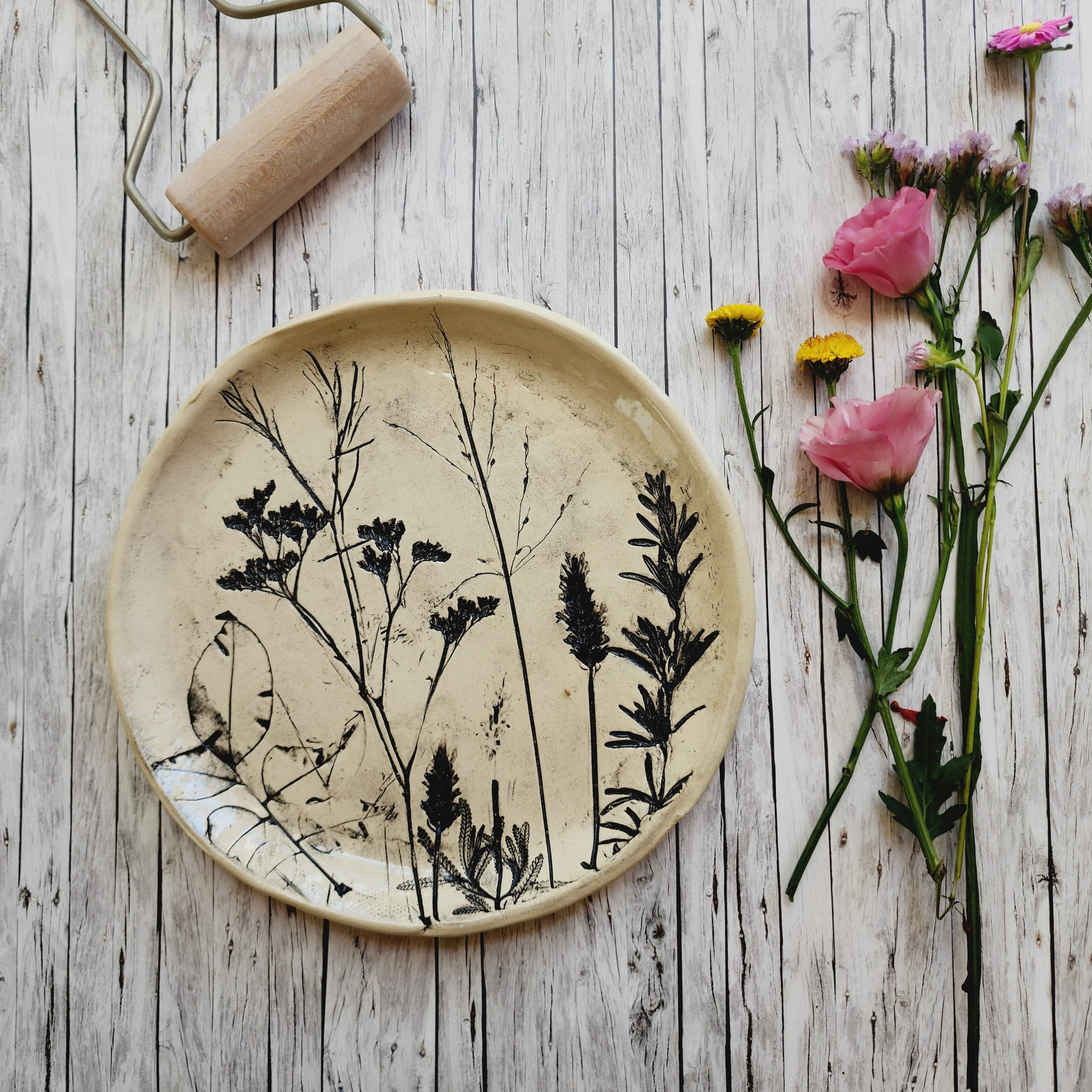 צלחת בעבודת יד עם עיטור פרחוני - OP