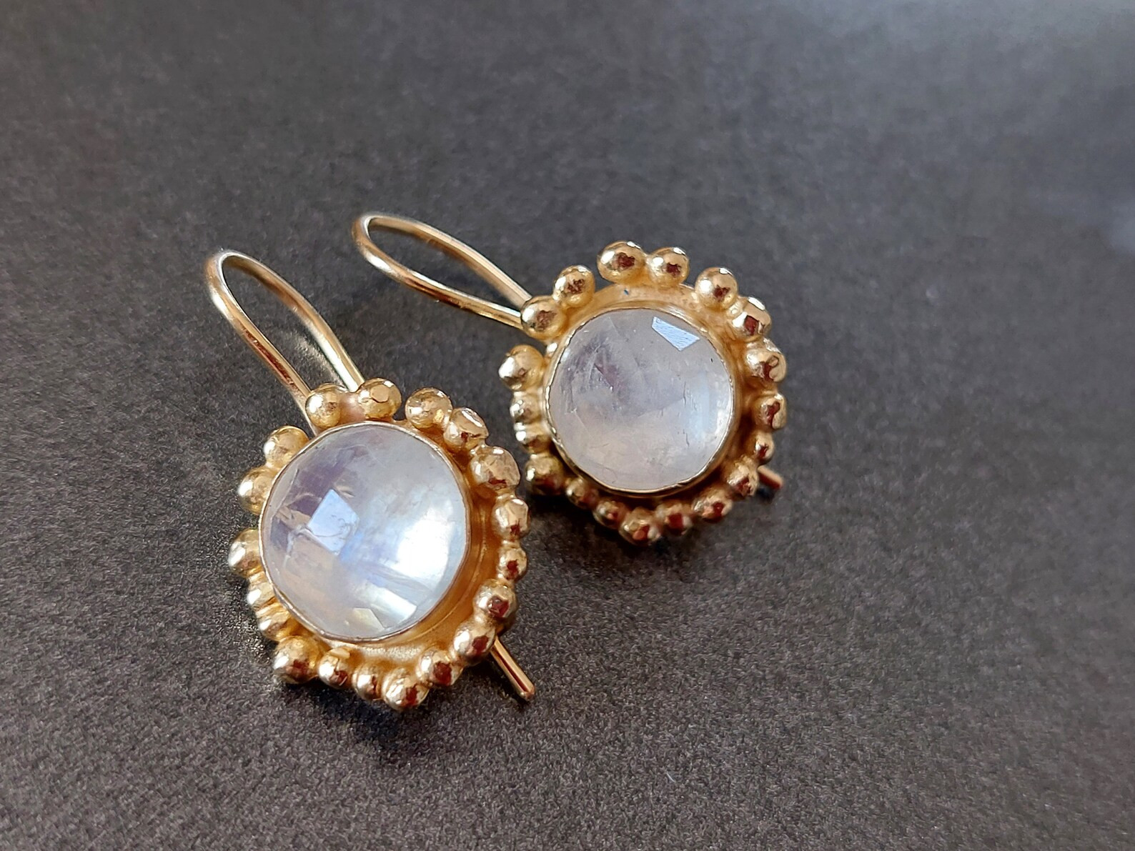 rioritajewelry | עגילי מונסטון "ריינבו" בעבודת יד – ציפוי גולדפילד 18 קראט
