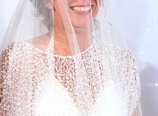 אפי אומנות ברקמה וסריגה | Efi Barkai | Hand Knitted White Wedding Shawl