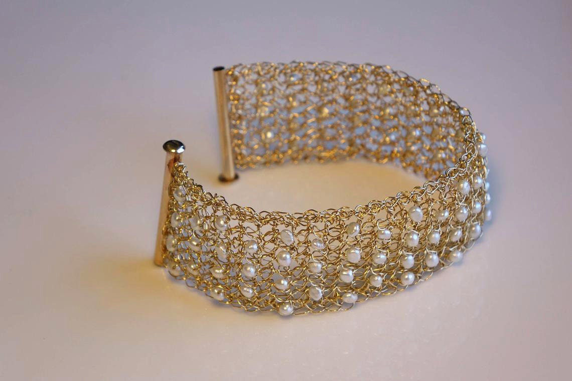 Einat Sandberg |  Gold Pearl Bracelet מזהב עבודת יד אמן ישראלי