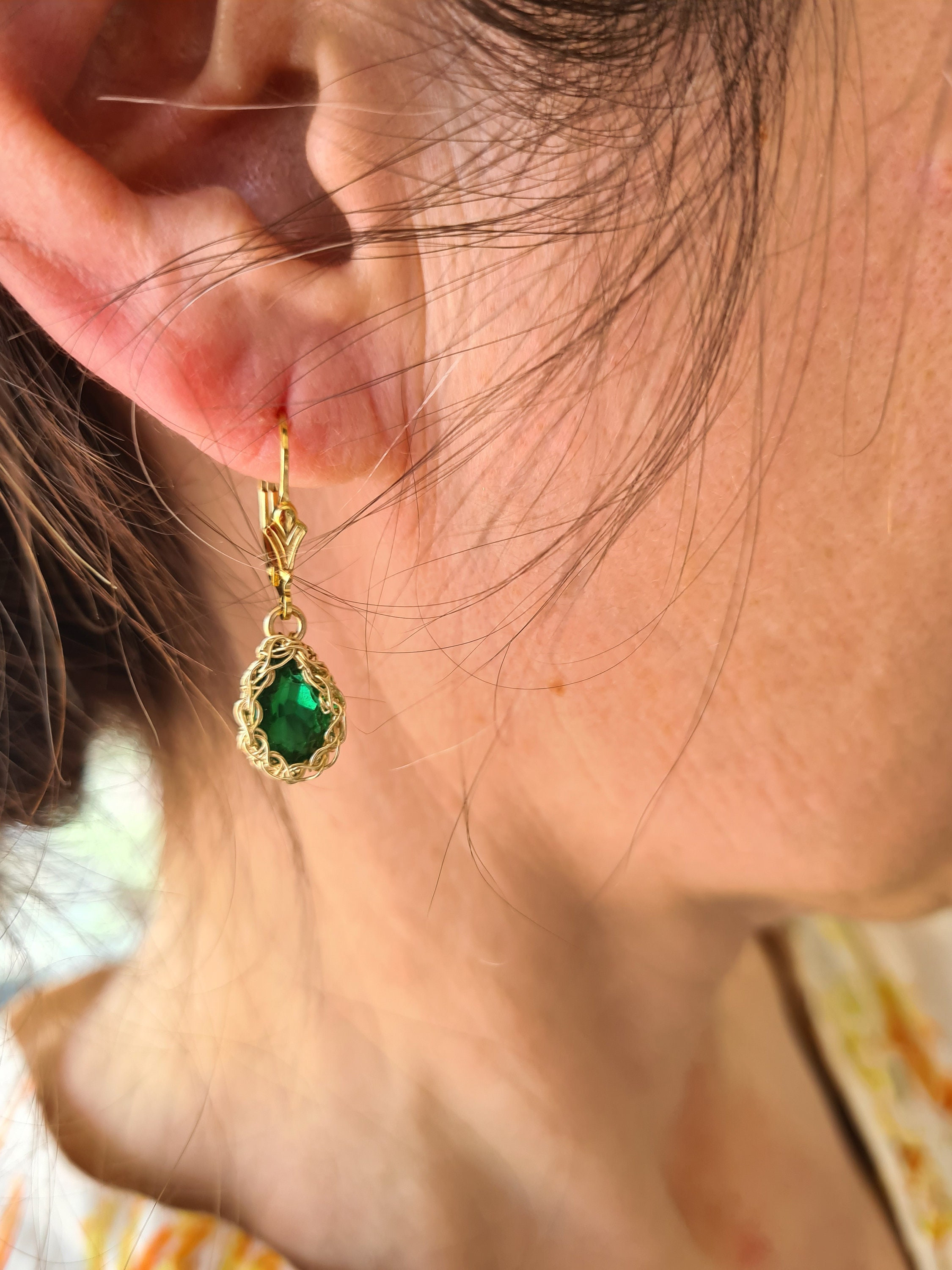 Einat Sandberg Jewelry | עגילים תלויים, זהב משובצים אמרלד ירוק מכסף עבודת יד אמן ישראלי