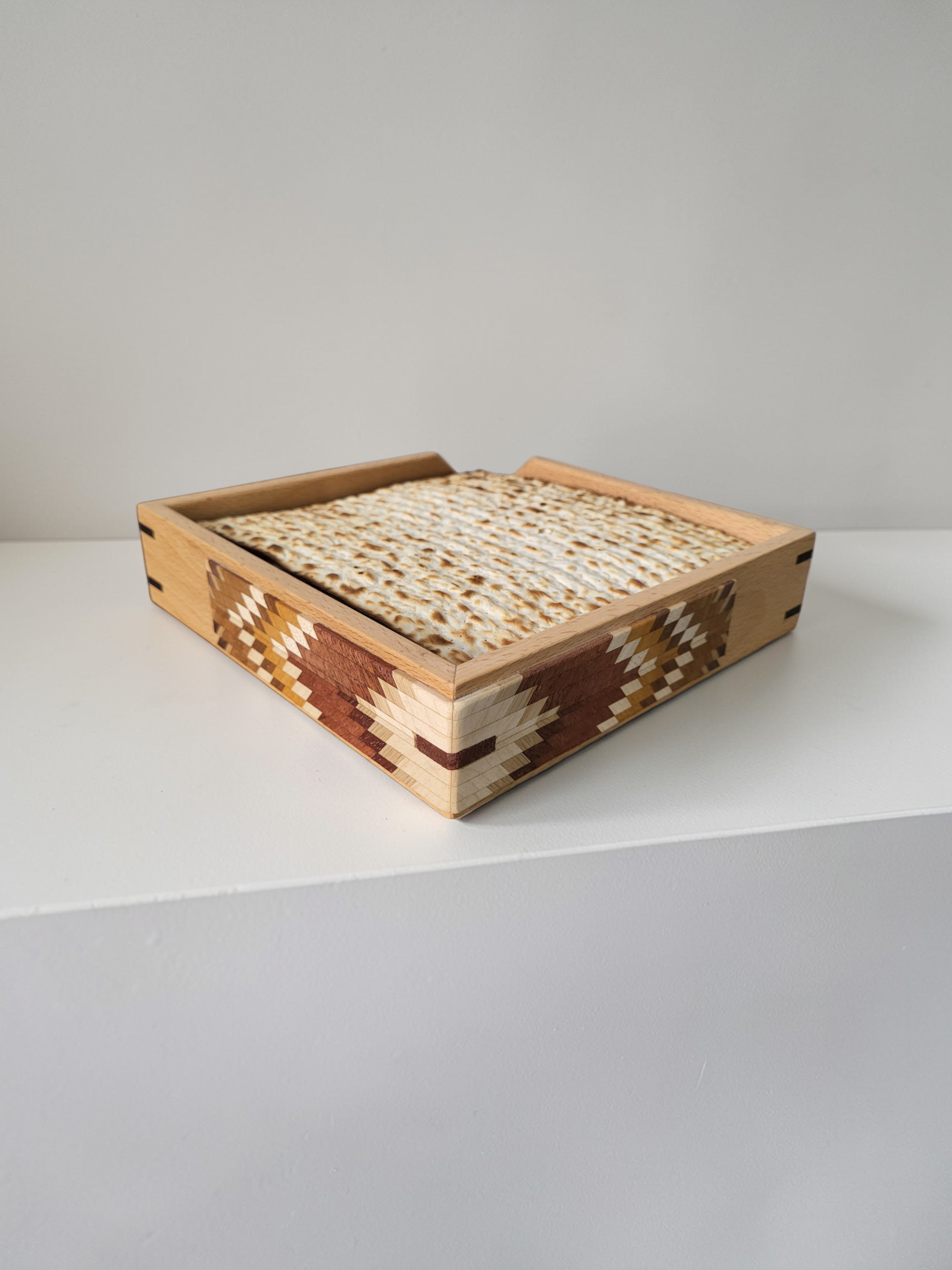 L'Atelier | צלחת מצה ומפיות מעץ מלא