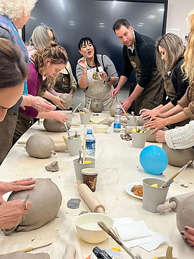 OFFLINE בחימר: חוויה מגבשת ומחברת לצוותים | אצלנו בסטודיו או אצלכם במשרד