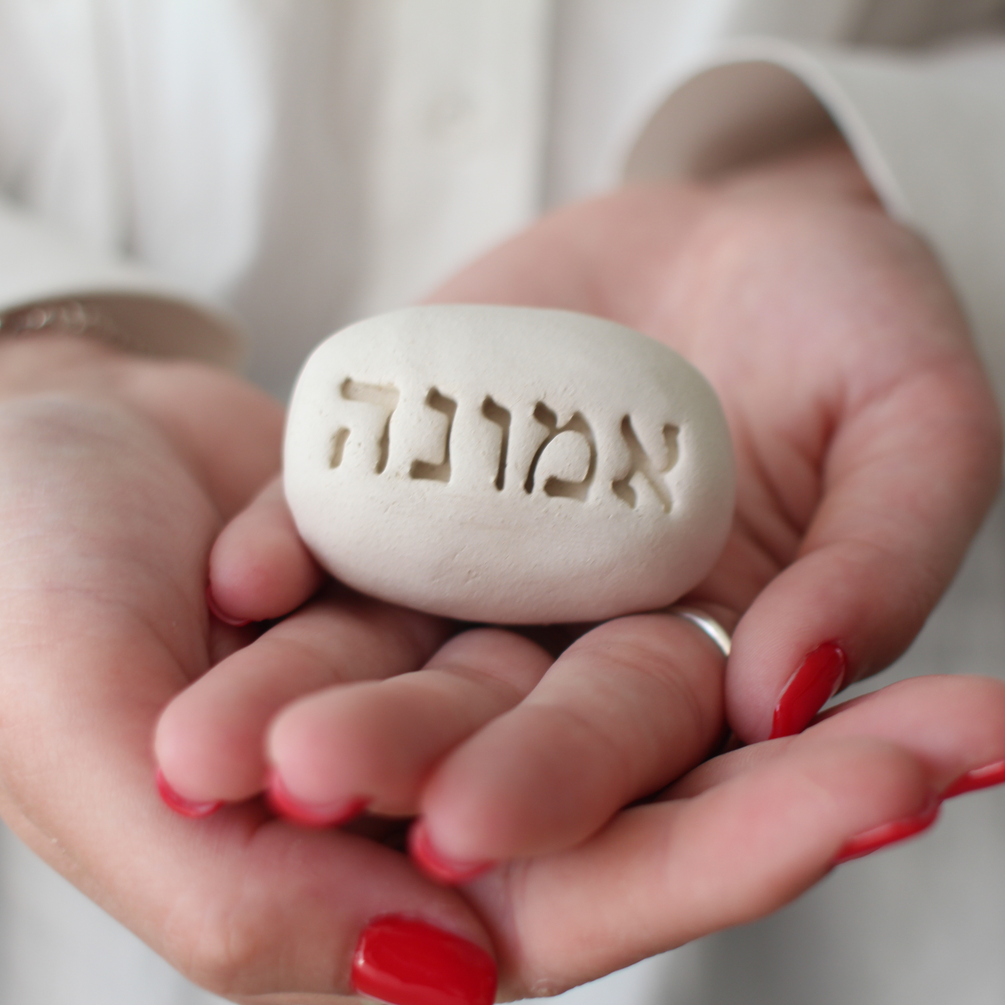 אבן קרמיקה בעבודת יד עם מילה מעוררת השראה - אמונה - OP
