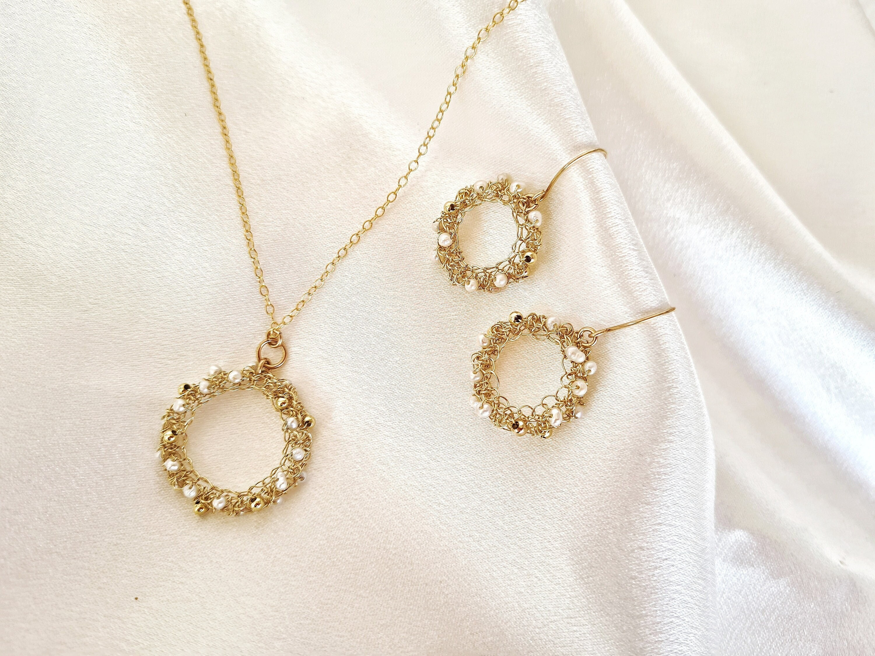 Einat Sandberg Jewelry | Einat Sandberg | סט שרשרת ועגילי זהב ופנינים מזהב עבודת יד אמן ישראלי