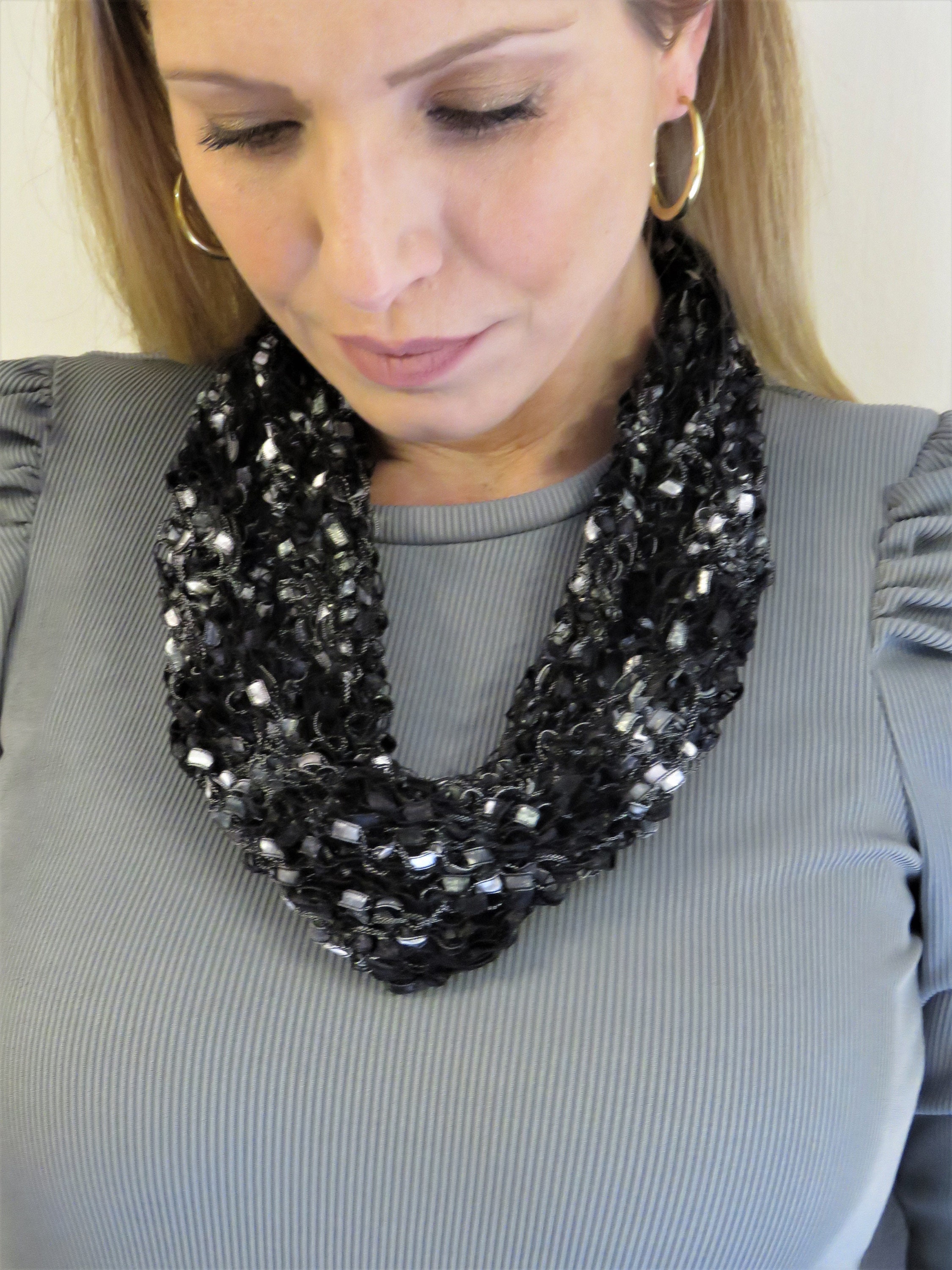 אפי אומנות ברקמה וסריגה | Efi Barkai | Black and White Hand Knitted BIB Wide