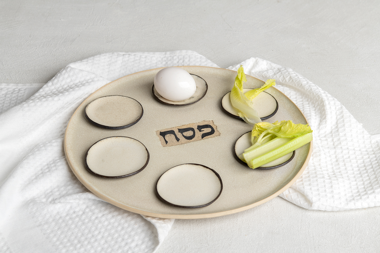 צלחת פסח קרמית עבודת יד - SO
