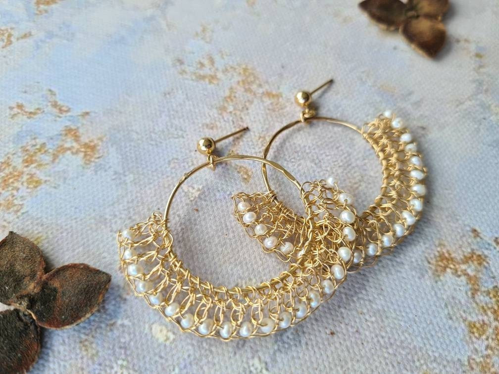 Einat Sandberg |  Gold Pearls Hoop Earrings מזהב עבודת יד אמן ישראלי
