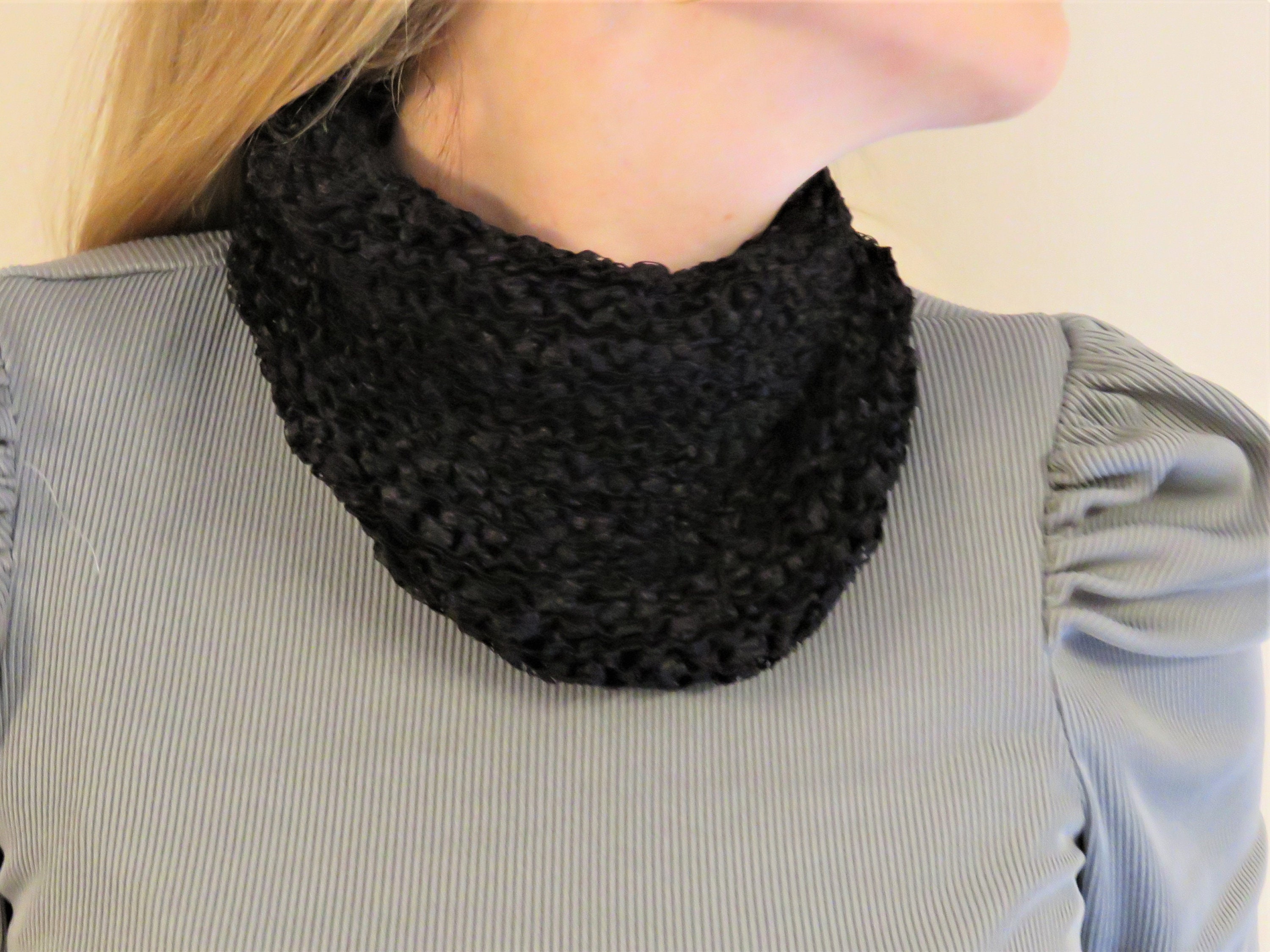 אפי אומנות ברקמה וסריגה | Efi Barkai | Hand Knitted Black Cowl Neck Piece