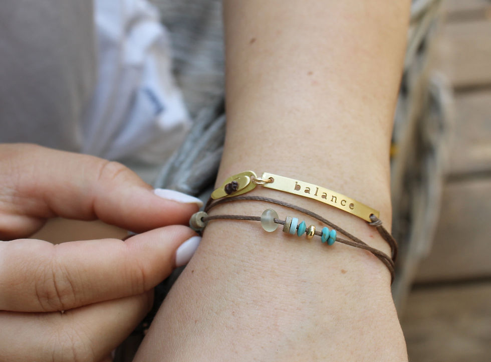 OL - צמיד מתלפף חוט, אבנים ולוחית מילה Balance